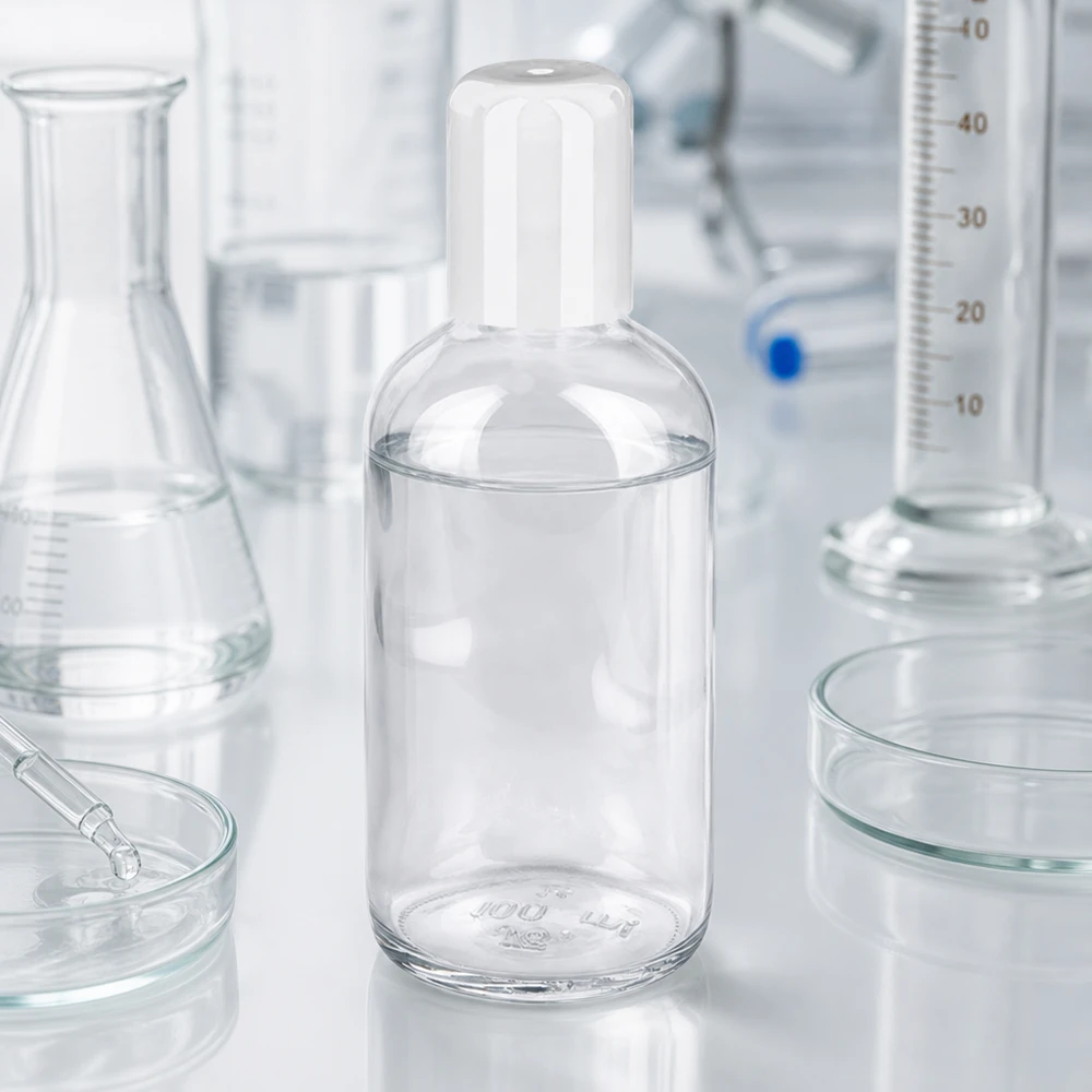Klarsichtige Roll-On Flasche 100ml ClearLine mit weissem Rollkugelaufsatz in Laborumgebung