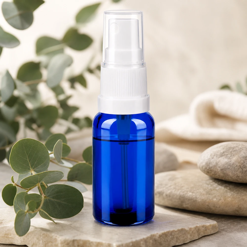 20ml Sprayflasche weiß/transparent Standardverschluss BlueLine UT18/20 Kleine blaue Sprayflasche 20ml aus Glas mit transparentem Schutzkappendesign