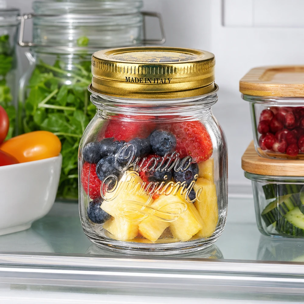 150ml Rundglas Quattro Stagioni mit goldenem Deckel gefüllt mit Beeren und Ananas im Kühlschrank