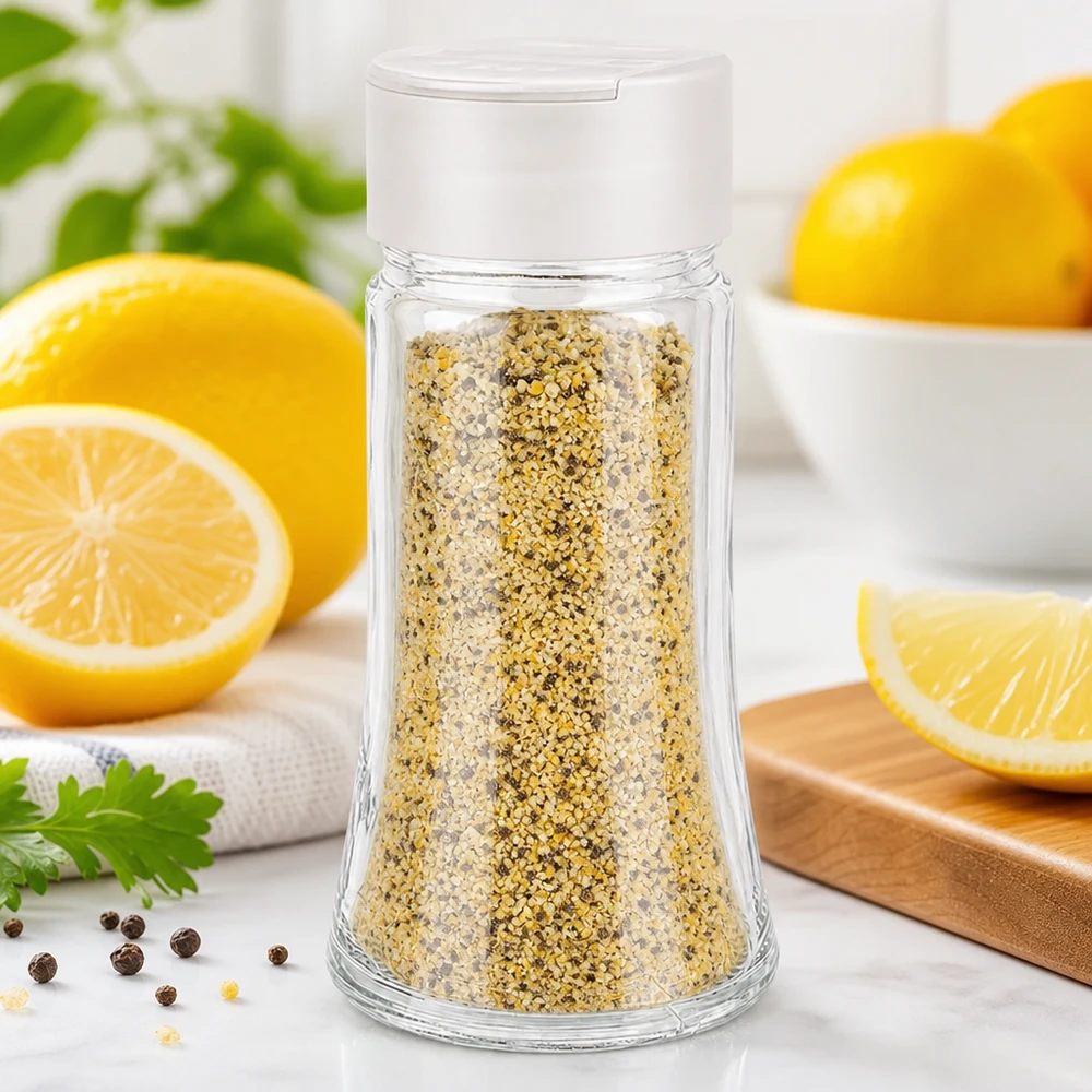 Transparentes Gewürzglas 95ml mit gelbem Lemon-Pepper-Salz befüllt weißer Doppelstreuer Nahaufnahme
