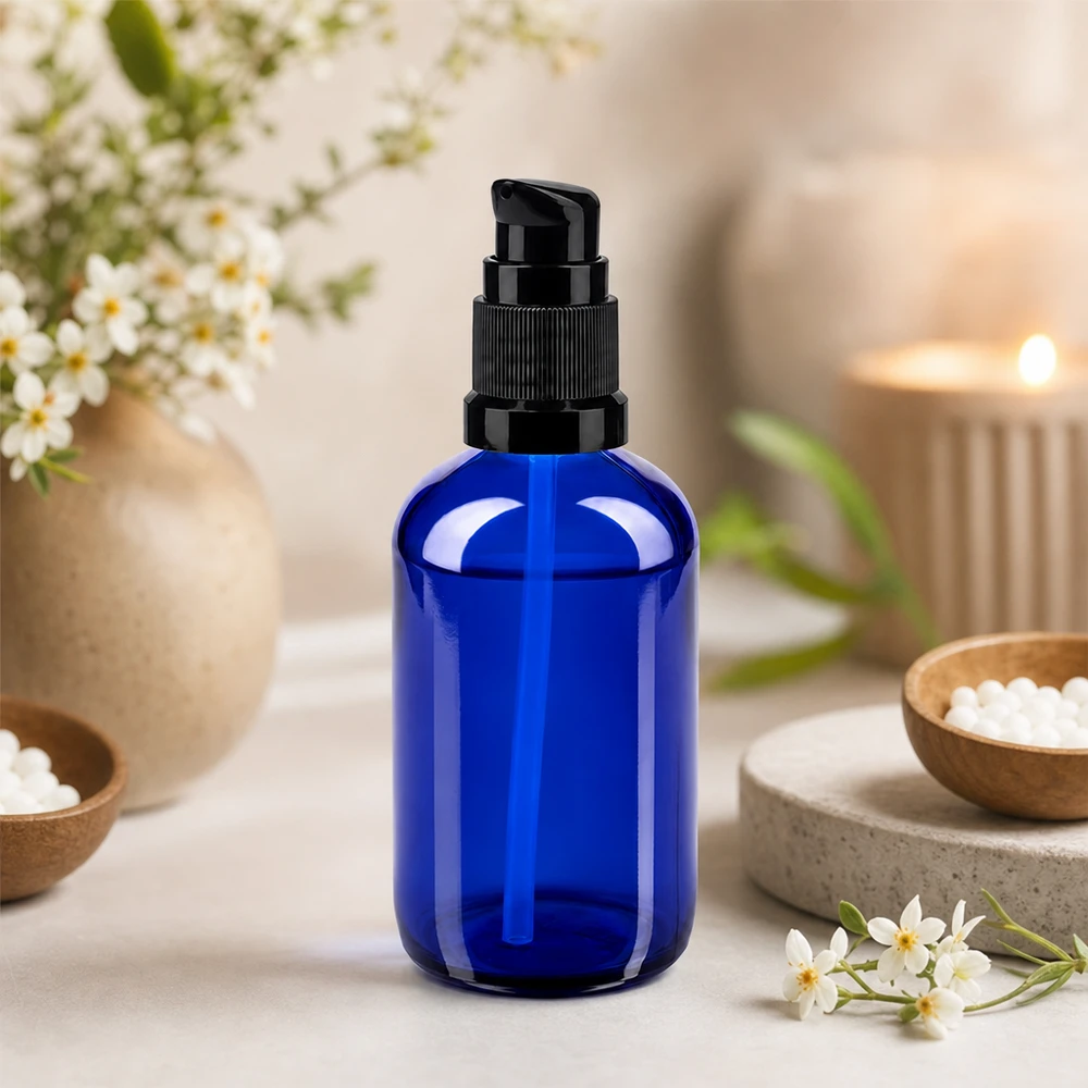Apothekenflasche blau 100ml PumpVerschluss schwarz Standard Blaue Apothekerflasche 100ml mit Pumpspender zwischen Holzschälchen und Frühlingsblüten