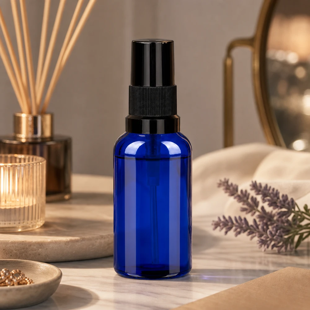 30ml Sprayflasche schwarz Standardverschluss BlueLine UT18/30 Handliche 30ml Sprayflasche in tiefblauem Glas mit ergonomischem schwarzem Sprühaufsatz