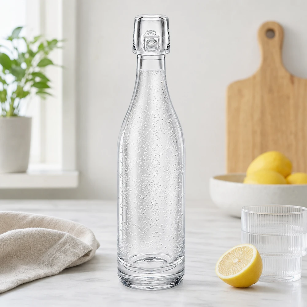 50ml Glasflasche UNiTWIST mit Sprudelwasser gefüllt in moderner Küche neben Zitronen und Gläsern weiße Arbeitsplatte