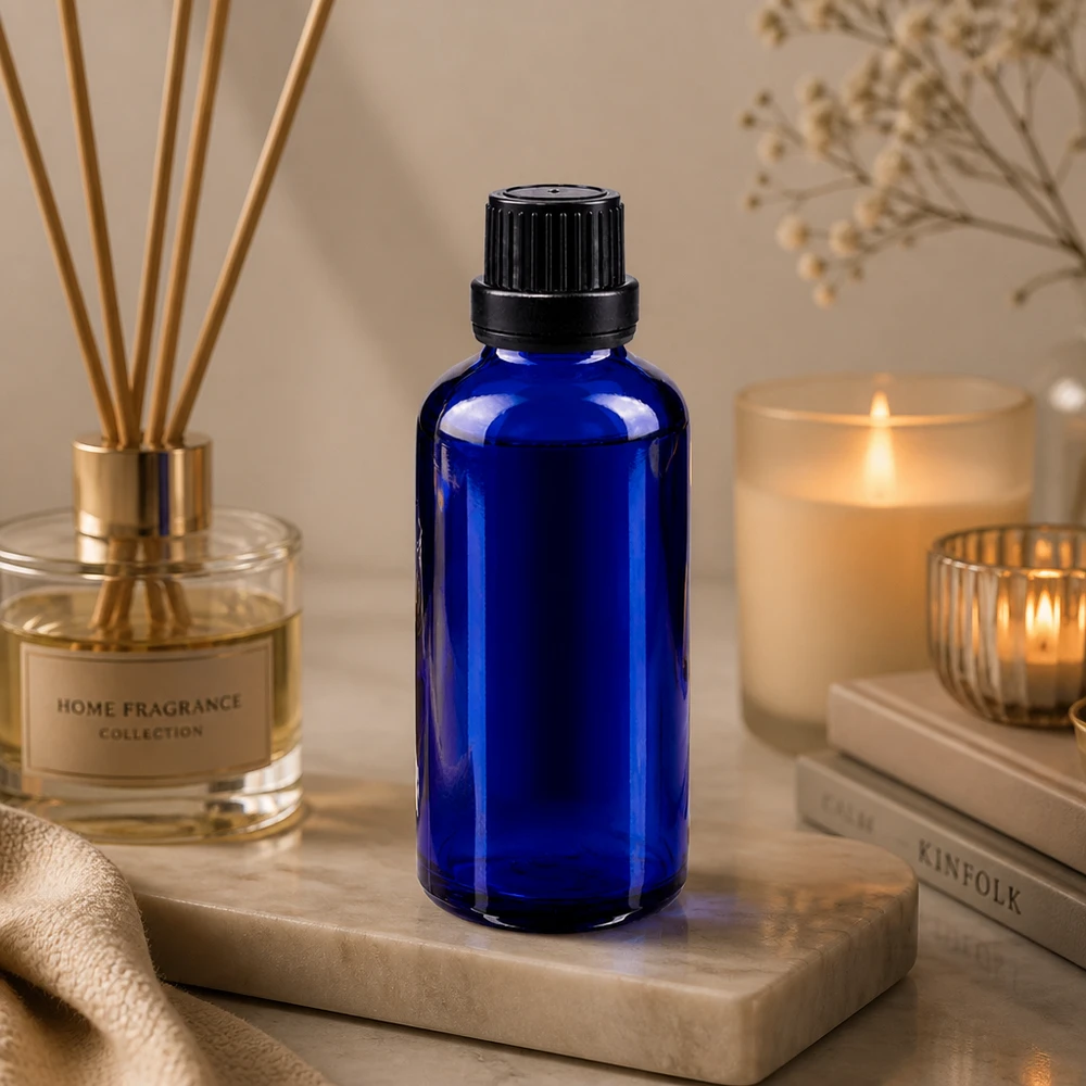 50ml blaue Pharmaglasflasche mit schwarzem 11mm Schraubverschluss in stilvollem Wohnambiente