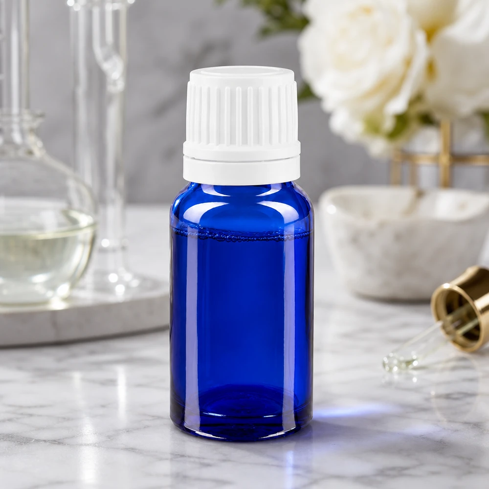Kleine Serumflasche aus kobaltblauem Apothekerglas mit geripptem Sicherheitsverschluss