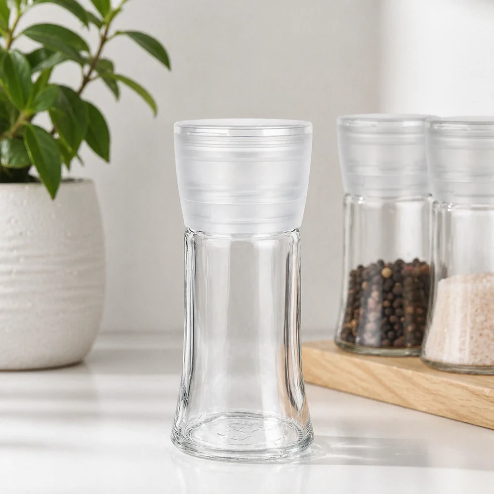 Gewürzglas-Set 95ml mit Mühle Vario weiss neben gefüllten Pfefferkörnern und Meersalzgläsern
