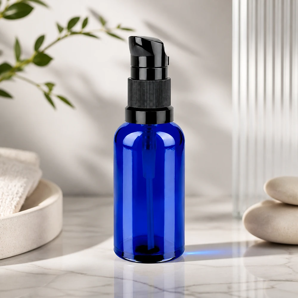 50ml Pumpflasche schwarz Standardverschluss BlueLine UT18/50 Stilvolle Glasflasche 50ml in Blau mit mattem schwarzem Pumpspender STD BlueLine UT18/50 Design