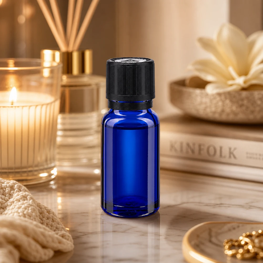 Kobaltblaue 10ml Dosierflasche mit Tropfer für ätherische Öle im hochwertigen Wohnambiente
