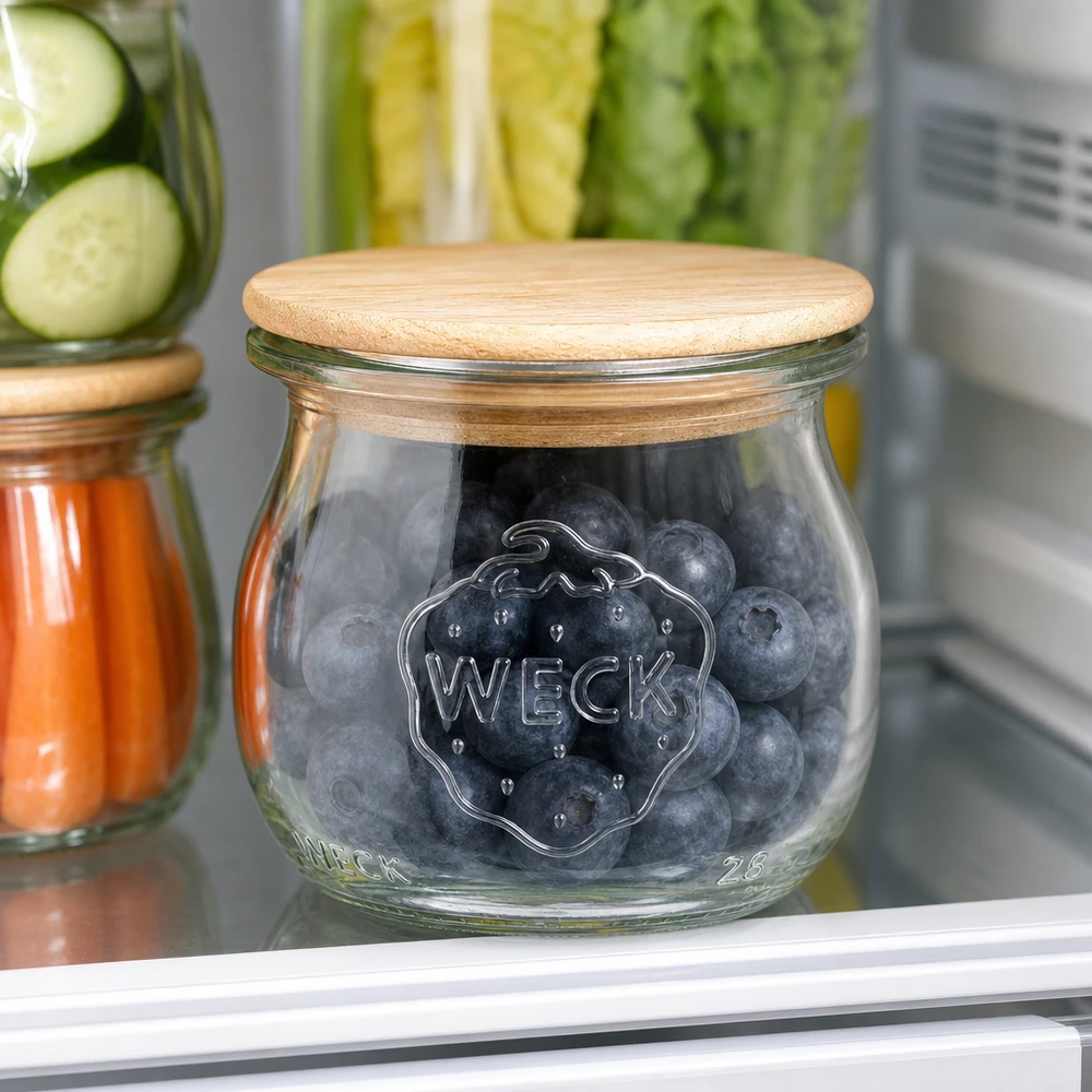 WECK Tulpenglas RR40 75ml mit Holzdeckel gefüllt mit Heidelbeeren im Kühlschrank neben anderen Vorratsgläsern