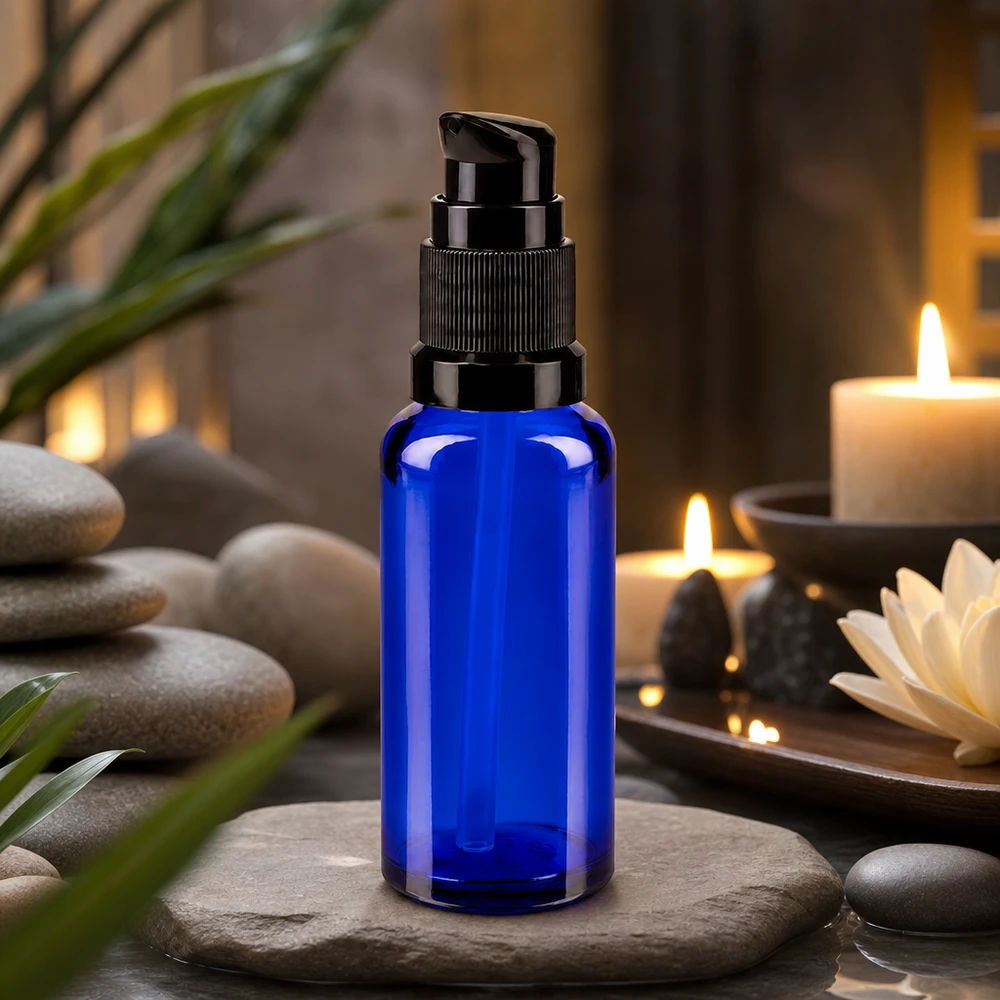 Dunkelblaue 30ml Flasche mit schwarzer Dosierpumpe im stimmungsvollen Kerzenlicht