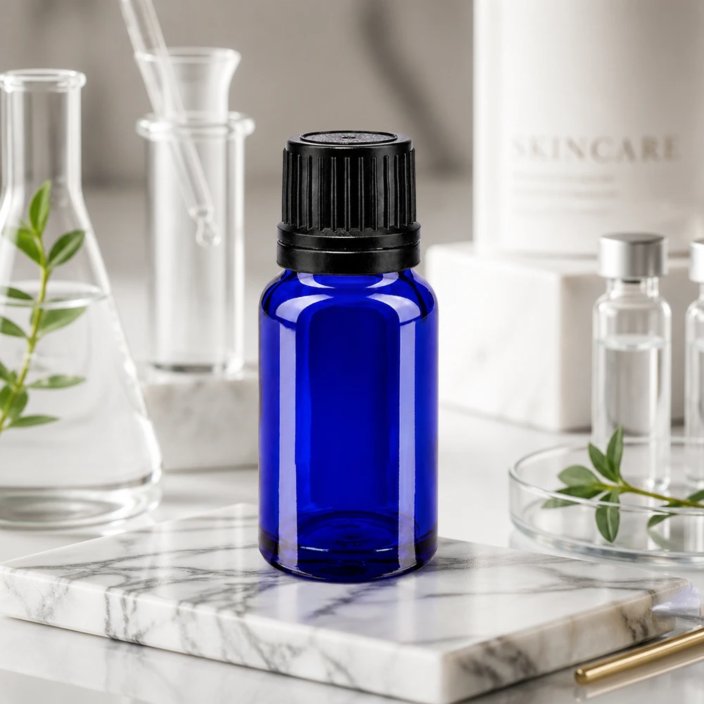 10ml UV-Schutzflasche in Blauglas mit schwarzem Verschluss zwischen klaren Laborflaschen