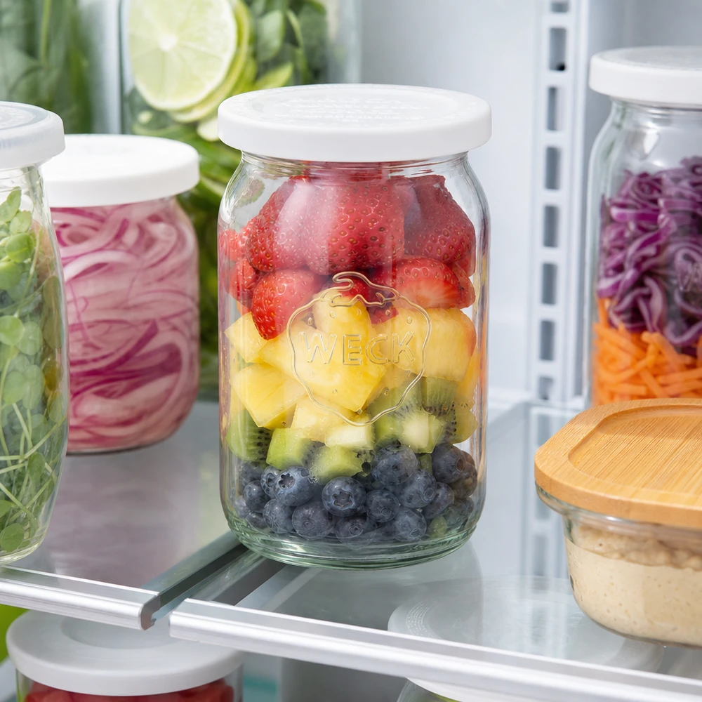 145ml Zylinderglas mit Frischedeck. WECK RR40 WECK RR40 Zylinderglas 145ml mit Früchten gefüllt im Kühlschrank zur Meal Prep Vorbereitung mit Beeren und Kiwi