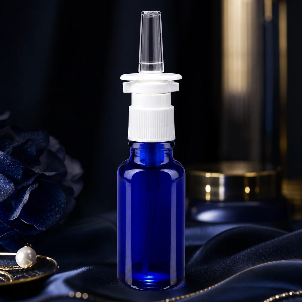 Hochwertige 20ml kobaltblaue Nasensprayflasche mit weißem Dosierpumpkopf ApoGlas Standard