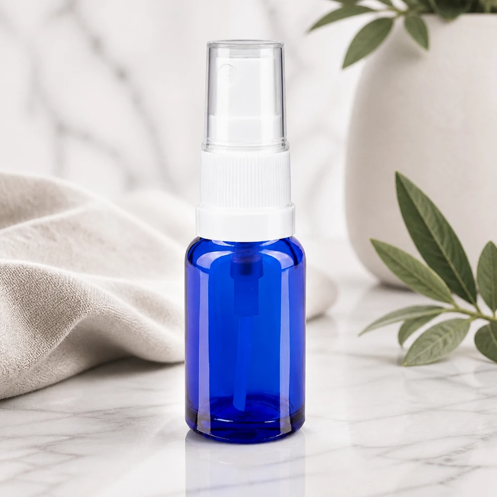 Lichtschutzflasche 10ml in Blau mit weißem Feinstzerst äuber für empfindliche Wirkstoffe